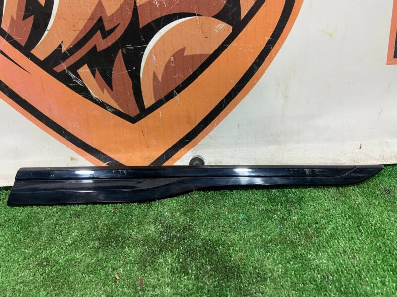 LR092672 Door molding front left outer Range Rover Velar L560 (2018-) used cost 35 € in stock 1 pcs.