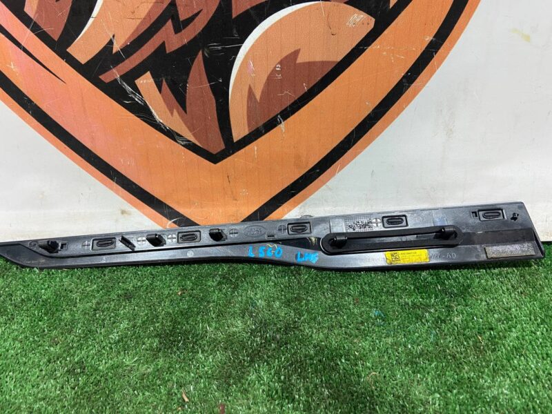LR092672 Door molding front left outer Range Rover Velar L560 (2018-) used cost 35 € in stock 1 pcs.