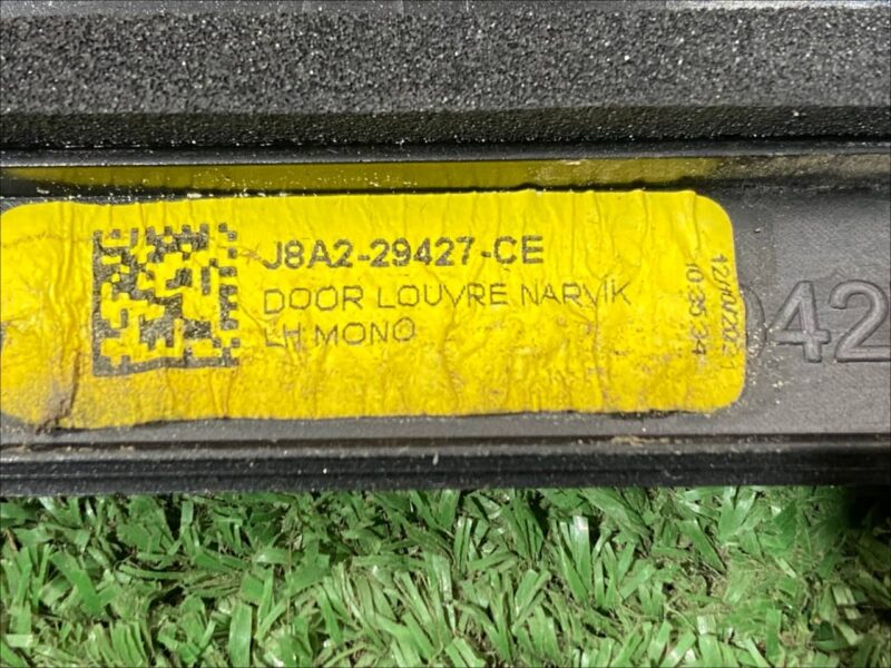 LR092672 Door molding front left outer Range Rover Velar L560 (2018-) used cost 35 € in stock 1 pcs.
