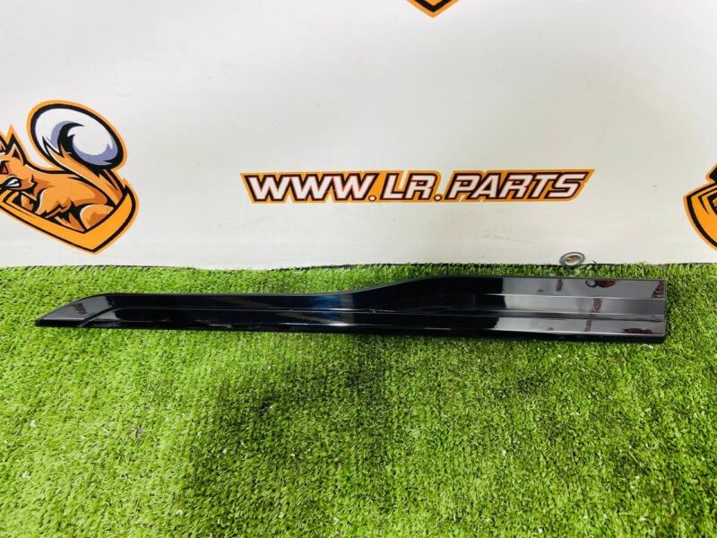 LR092672 Door molding front left outer Range Rover Velar L560 (2018-) used cost 35 € in stock 1 pcs.