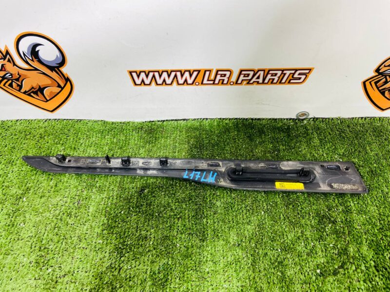 LR092672 Door molding front left outer Range Rover Velar L560 (2018-) used cost 35 € in stock 1 pcs.