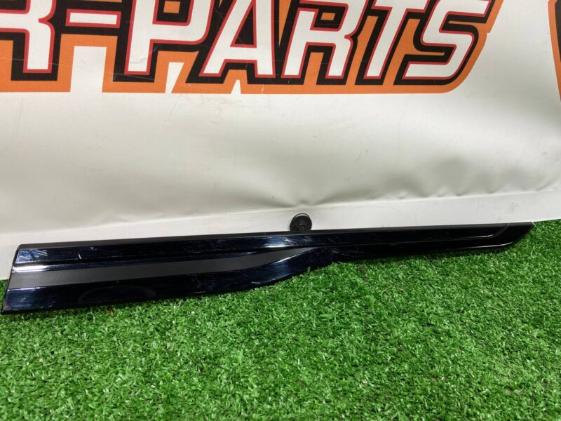 LR092672 Door molding front left outer Range Rover Velar L560 (2018-) used cost 35 € in stock 1 pcs.