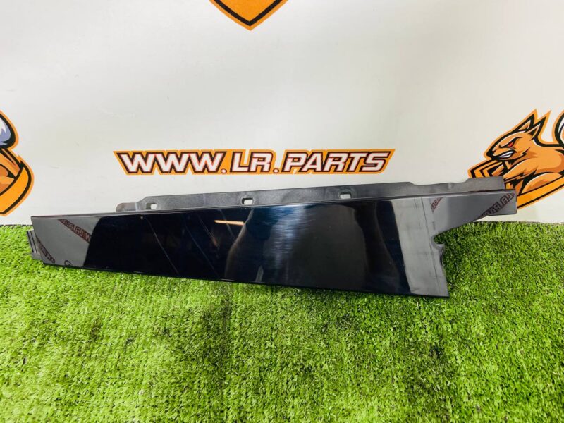 LR110437 Rear left door trim Range Rover Velar L560 (2018-) Used cost 40 € in stock 1 pcs.