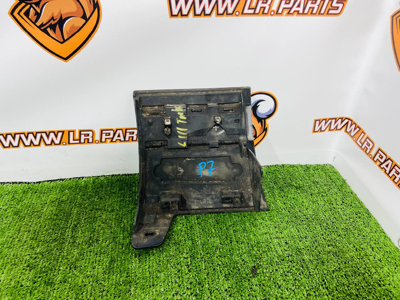 LR123092 Right wing molding Range Rover Velar L560 (2018-) Used - Image 17