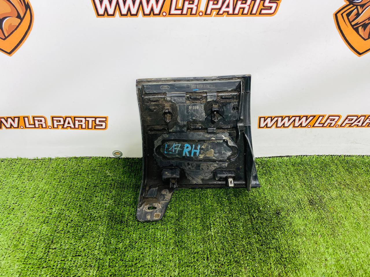 LR123092 Right wing molding Range Rover Velar L560 (2018-) Used - Image 20