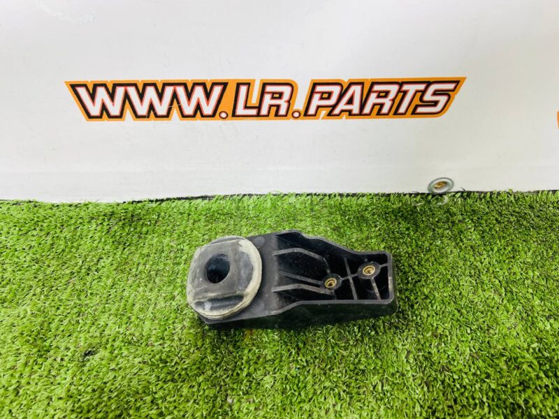 LR134919 Radiator bracket left, upper RANGE ROVER VELAR (L560) Used cost 25 € in stock 1 pcs.