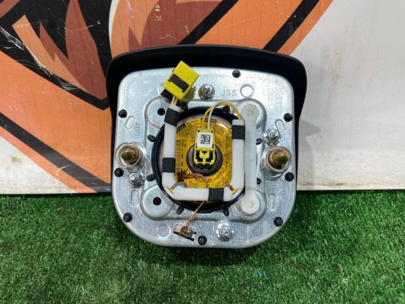 LR140996 Airbag in the steering wheel Range Rover Velar L560 (2018-) used cost  € in stock 1 pcs.