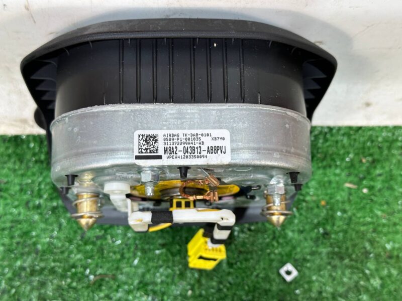 LR140996 Airbag in the steering wheel Range Rover Velar L560 (2018-) used cost  € in stock 1 pcs.