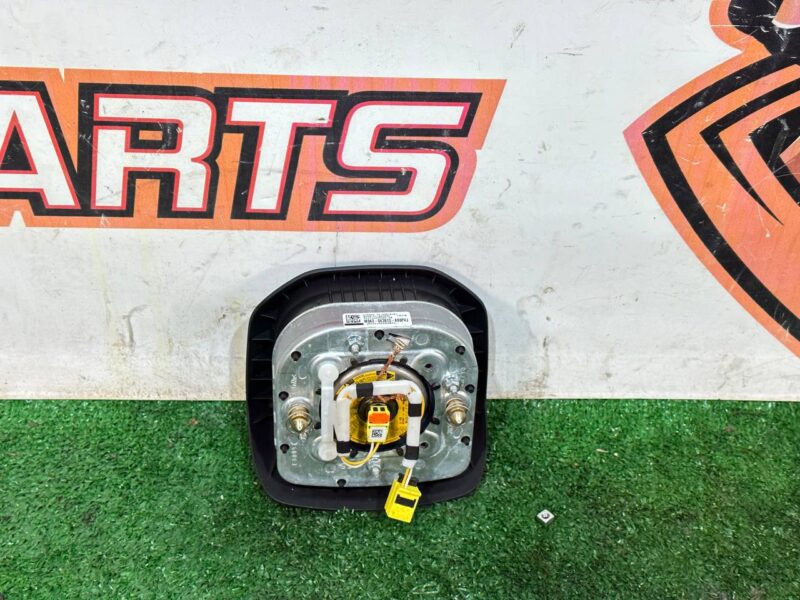 LR140996 Airbag in the steering wheel Range Rover Velar L560 (2018-) used cost  € in stock 1 pcs.