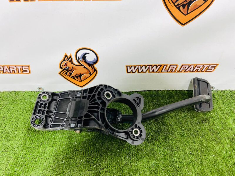 LR141718 Brake pedal with bracket Range Rover Velar L560 (2018-) Used cost  € in stock 1 pcs.