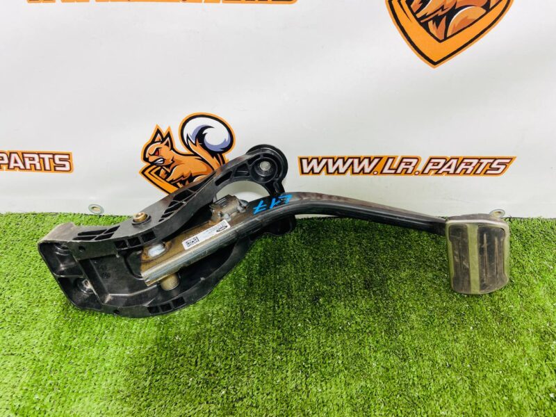 LR141718 Brake pedal with bracket Range Rover Velar L560 (2018-) Used cost  € in stock 1 pcs.