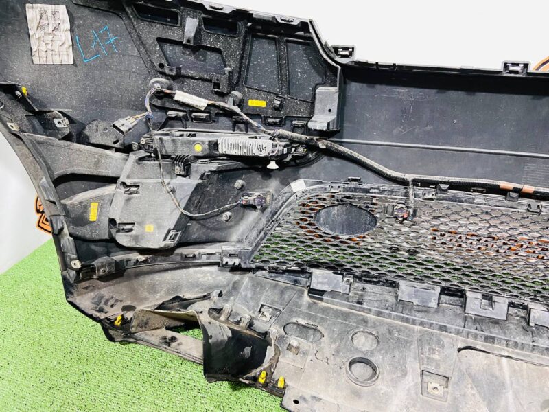 LR143258 Front assembled bumper for Range Rover Velar L560 (2018-) Used cost  € in stock 1 pcs.