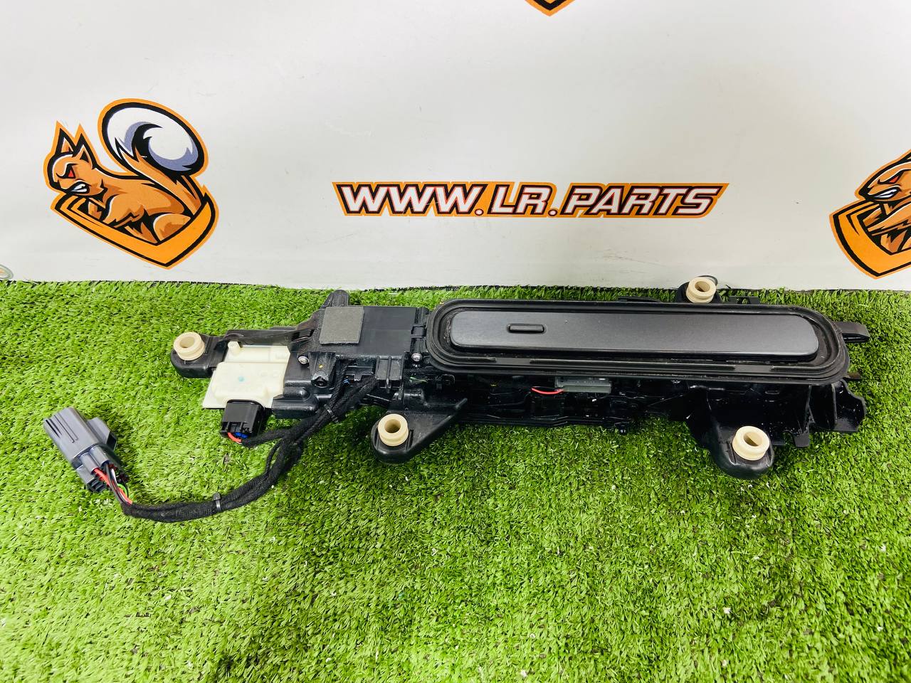 LR144887 Door handle outer front left Range Rover Velar L560 (2018-) USED - Image 12