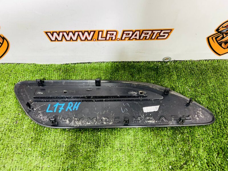LR153964 Hood grille right Range Rover Velar L560 (2018-) Used cost 75 € in stock 1 pcs.