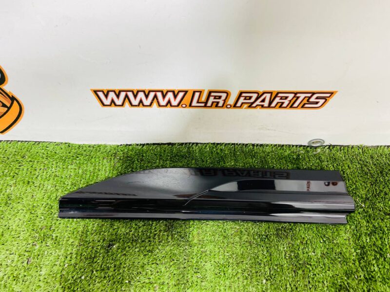 LR153971 Right wing molding Range Rover Velar L560 (2018-) Used - Image 12