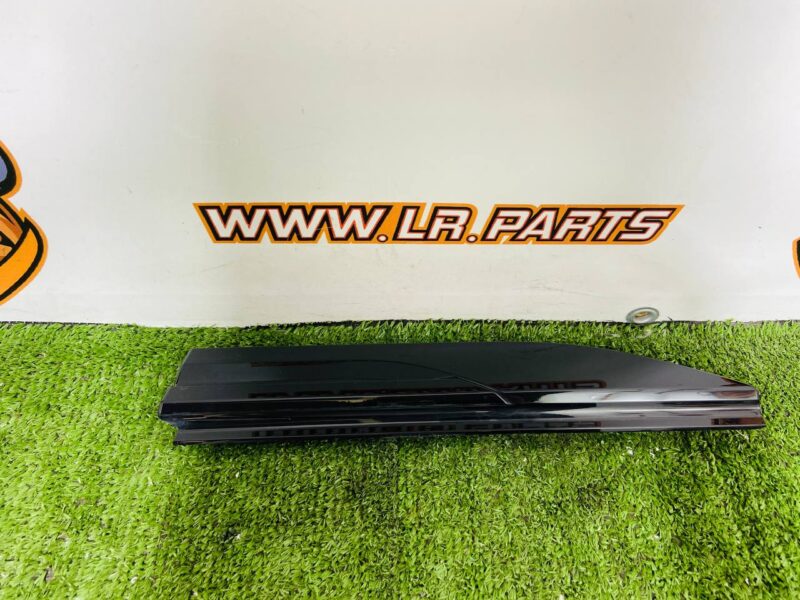 LR153974 Left wing molding Range Rover Velar L560 (2018-) Used cost 100 € in stock 2 pcs.