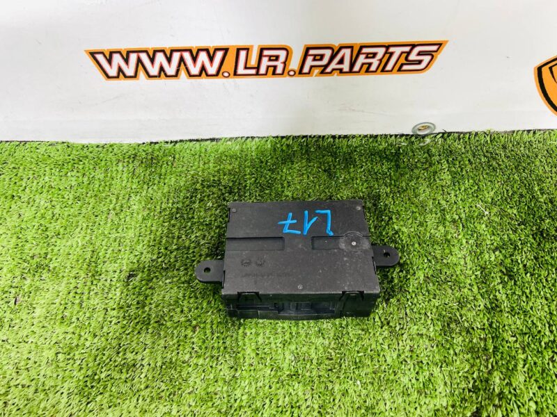 LR170986 Rear door control unit driver's side Range Rover Velar L560 (2018-) Used cost  € in stock 1 pcs.