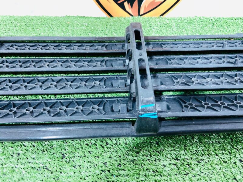 523123501 Ventilation deflector blinds upper Range Rover L460 (2023-) Used cost 170 € in stock 1 pcs.