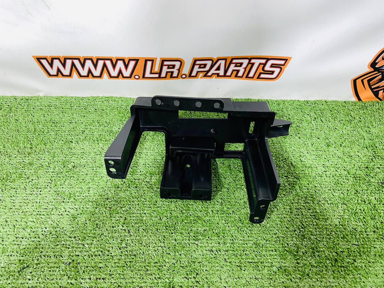 LR151593 Support for the finishing of the right rear shelf Range Rover L460 (2023-) Used cost 60 € in stock 1 pcs.