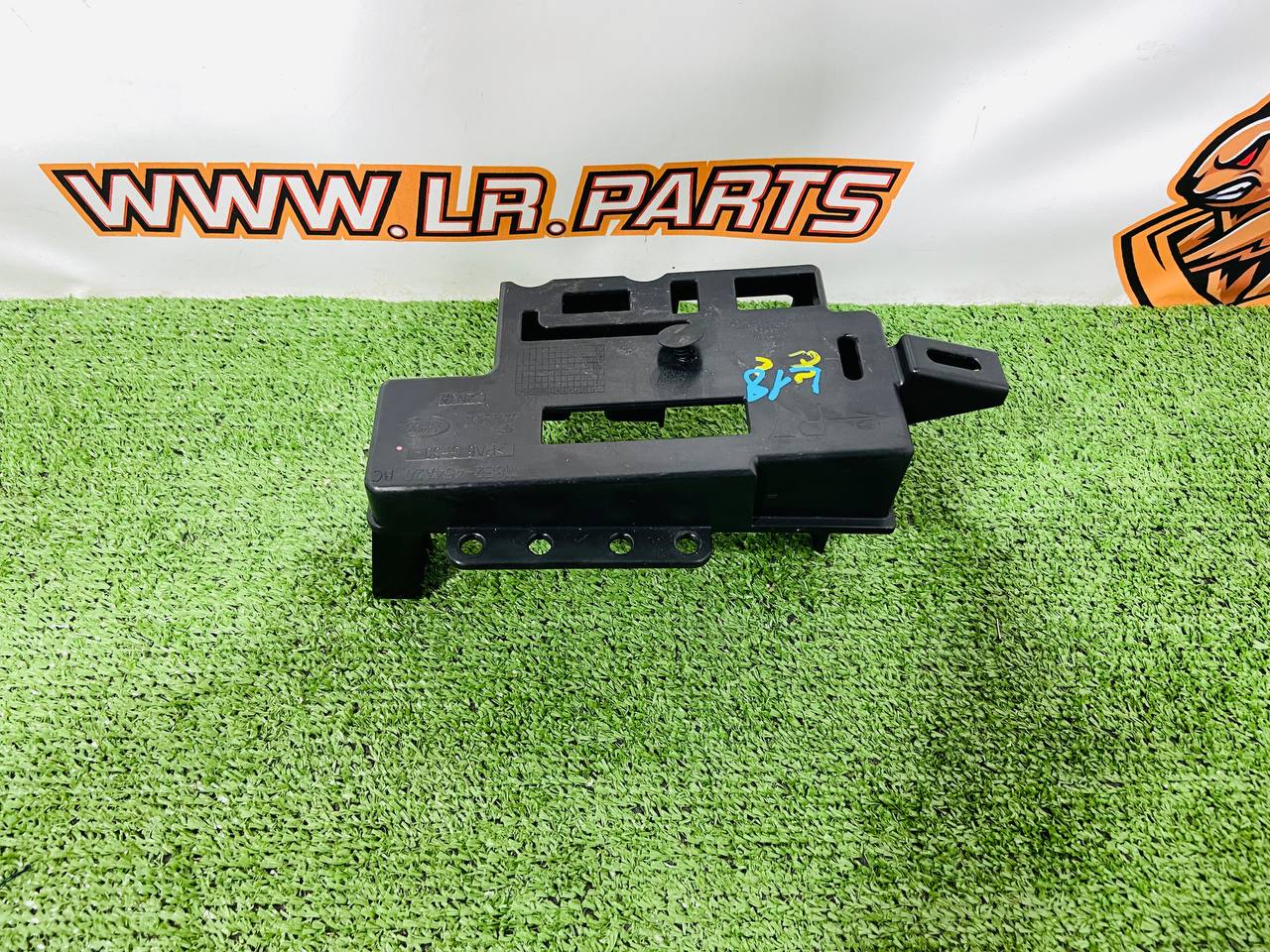 LR151593 Support for the finishing of the right rear shelf Range Rover L460 (2023-) Used cost 60 € in stock 1 pcs.