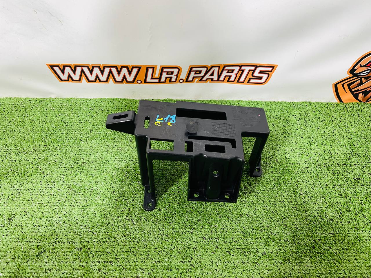 LR151593 Support for the finishing of the right rear shelf Range Rover L460 (2023-) Used cost 60 € in stock 1 pcs.
