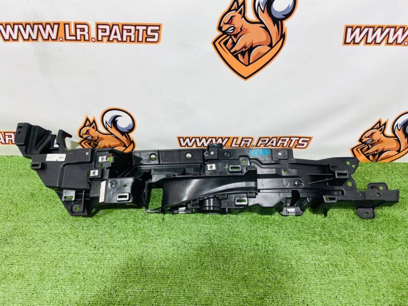 LR152986 Right support of the cargo compartment panel Range Rover L460 (2023-) Used cost 90 € in stock 1 pcs.