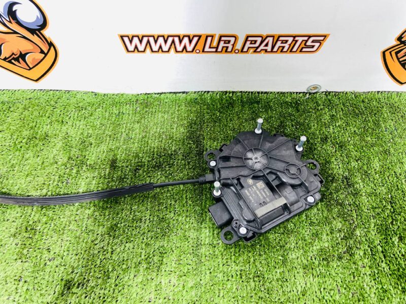 LR153799 Left trunk lid lock actuator for Range Rover L460 (2023-) Used cost  € in stock 1 pcs.