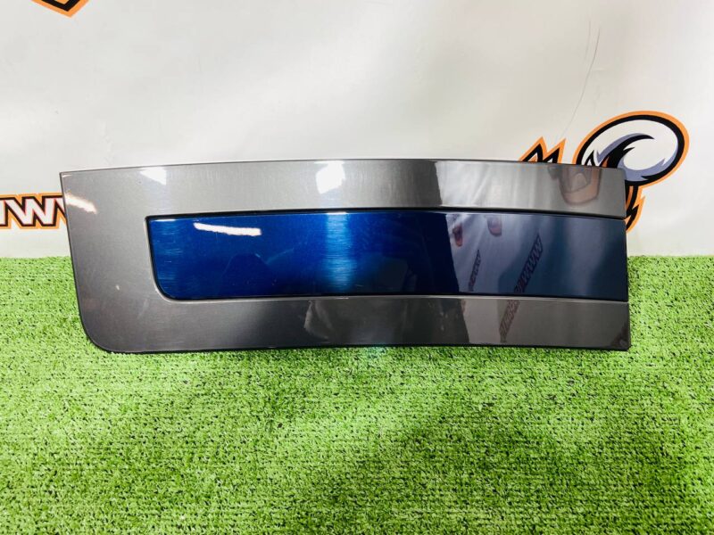 LR159782 Front left door molding for Range Rover L460 (2023-) Used cost 100 € in stock 1 pcs.