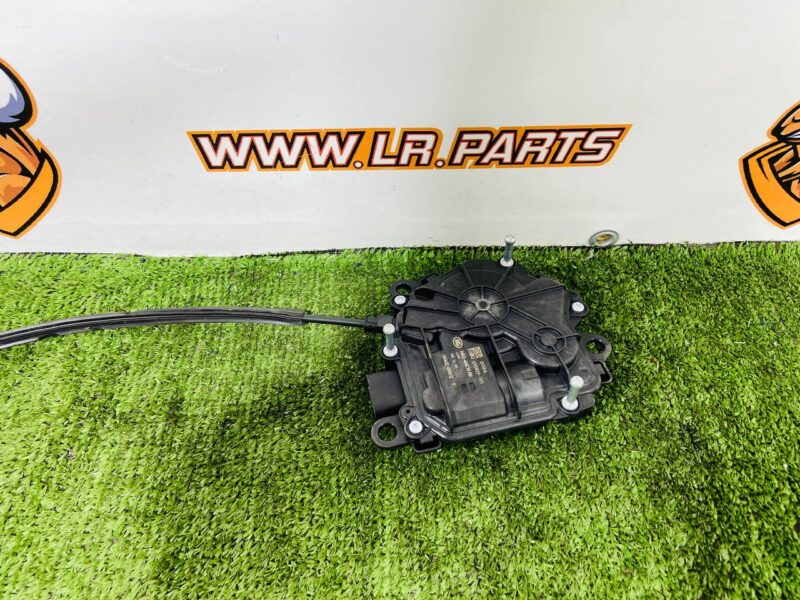 LR164880 The right trunk lid lock actuator for Range Rover L460 (2023-) Used cost  € in stock 1 pcs.