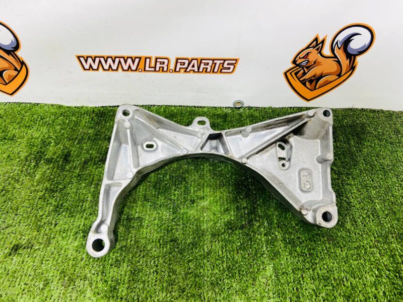 LR174007 Engine mount front bracket 3.0 Range Rover Sport L461 (2023-) Used cost  € in stock 1 pcs.