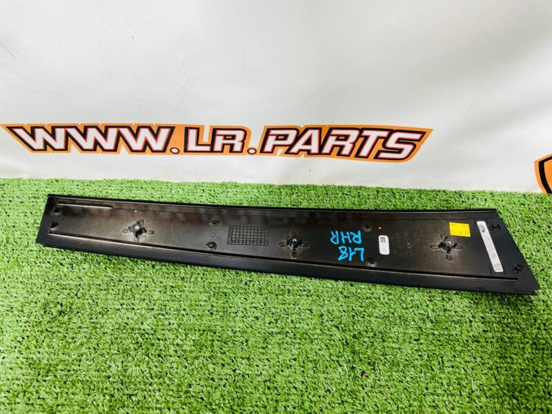 LR183127 Finishing of the rear right door of Range Rover L460 (2023-) Used cost 95 € in stock 1 pcs.