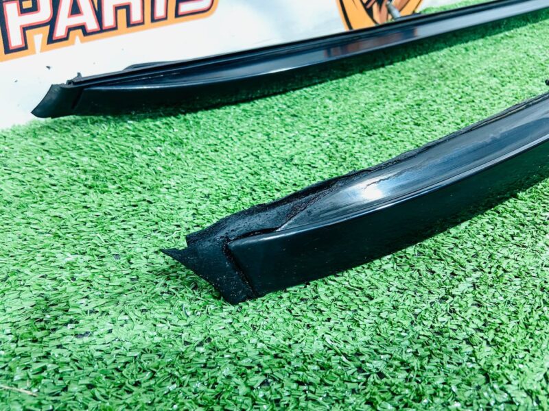 LR092794KIT Roof rails set Range Rover Velar L560 (2018-) Used cost  € in stock 1 pcs.