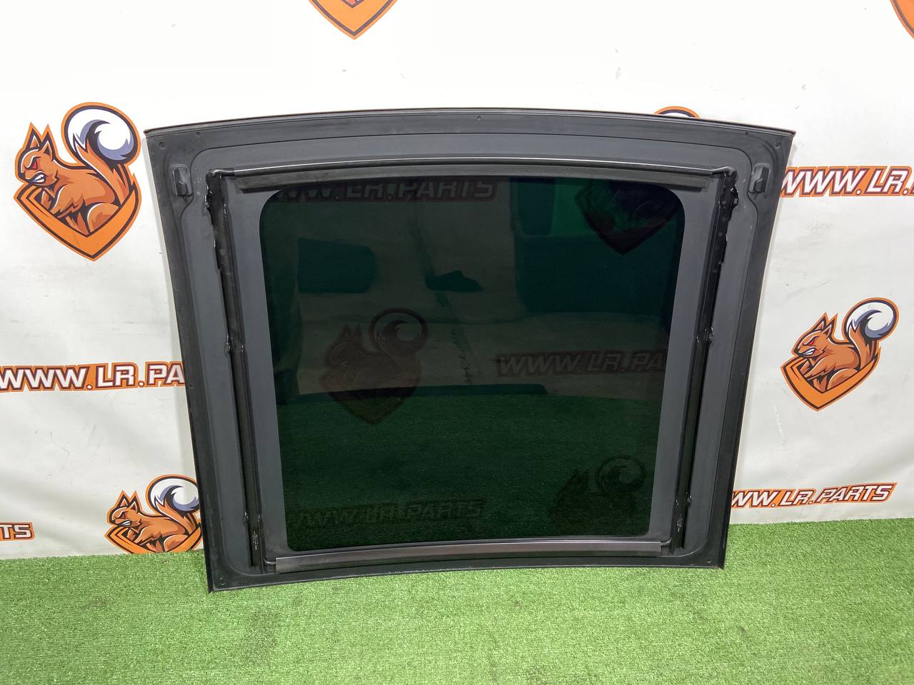 LR093995 Panoramic roof glass Range Rover Velar L560 (2018-) Used - Image 12