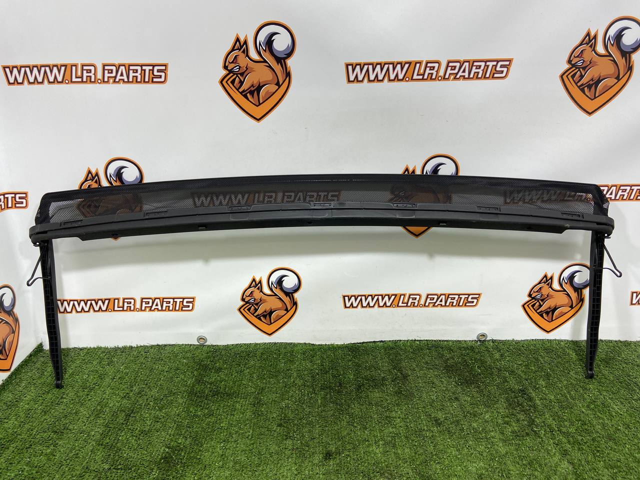 LR109037 Deflector for panoramic roof of Range Rover Velar L560 (2018-) Used cost  € in stock 1 pcs.
