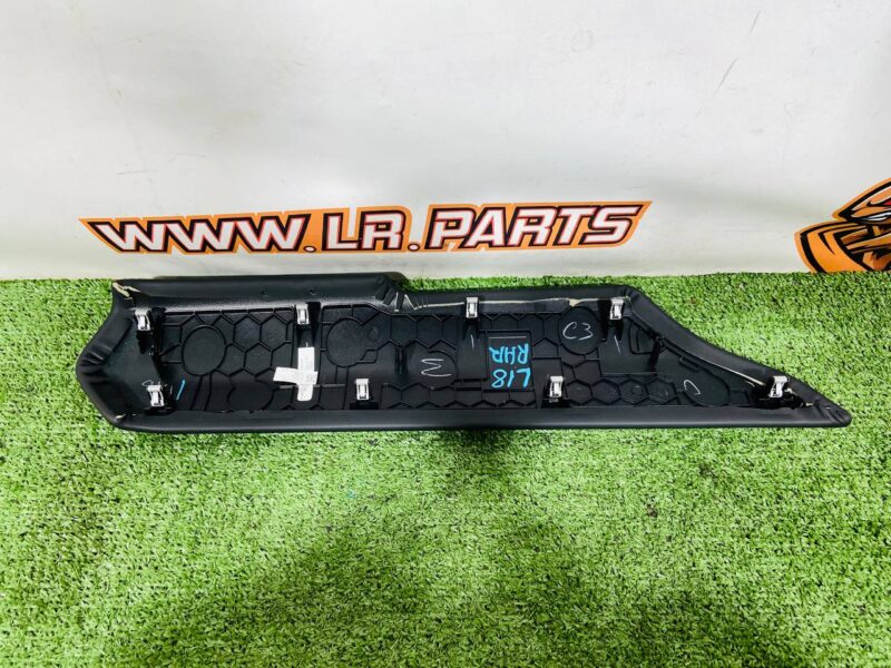 LR150709 Finishing of the right rear door Range Rover L460 (2023-) Used cost  € in stock 1 pcs.