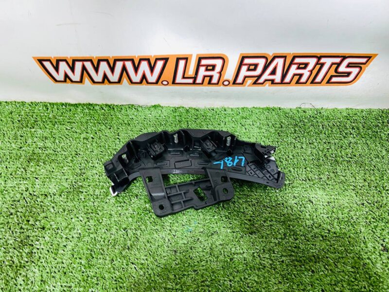 LR152157 Left Range Rover L460 (2023-) Dashboard Trim Used cost  € in stock 1 pcs.