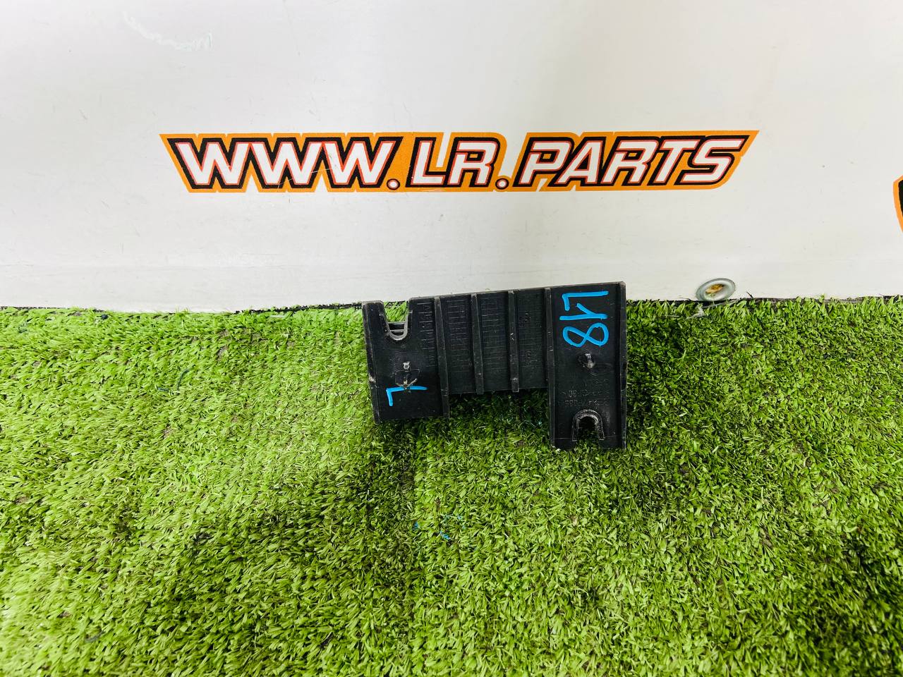 LR153911 Left Rear Bumper Absorber Range Rover L460 (2023-) Used cost  € in stock 1 pcs.