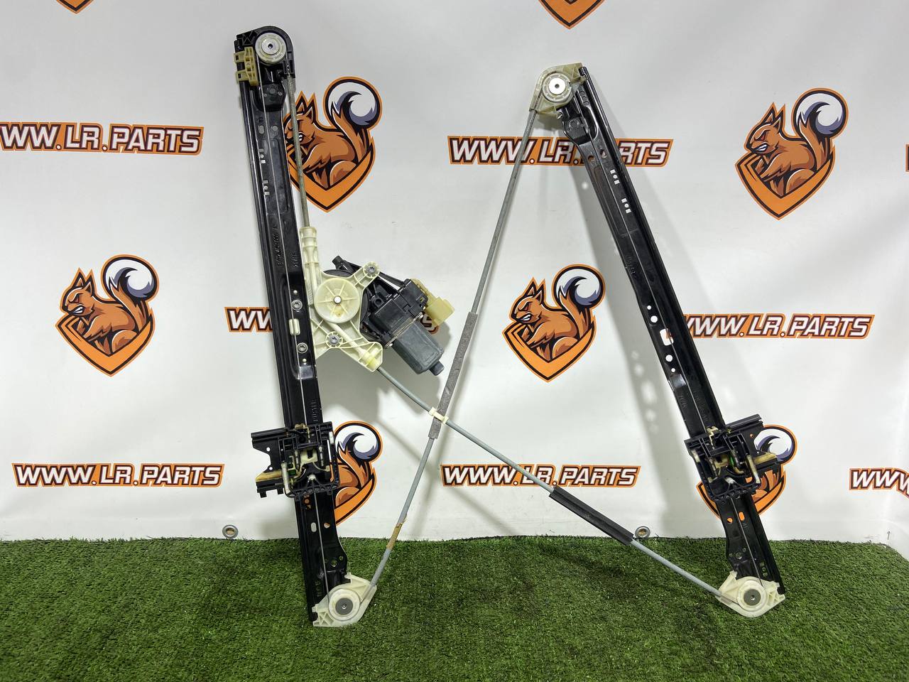 LR153953 Front right window lift Land Rover Discovery 5 L462 (2017-) Used - Image 28