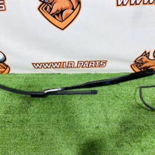 LR156988 Front Right Windshield Wiper for Range Rover L460 (2023-) Used cost  € in stock 1 pcs.