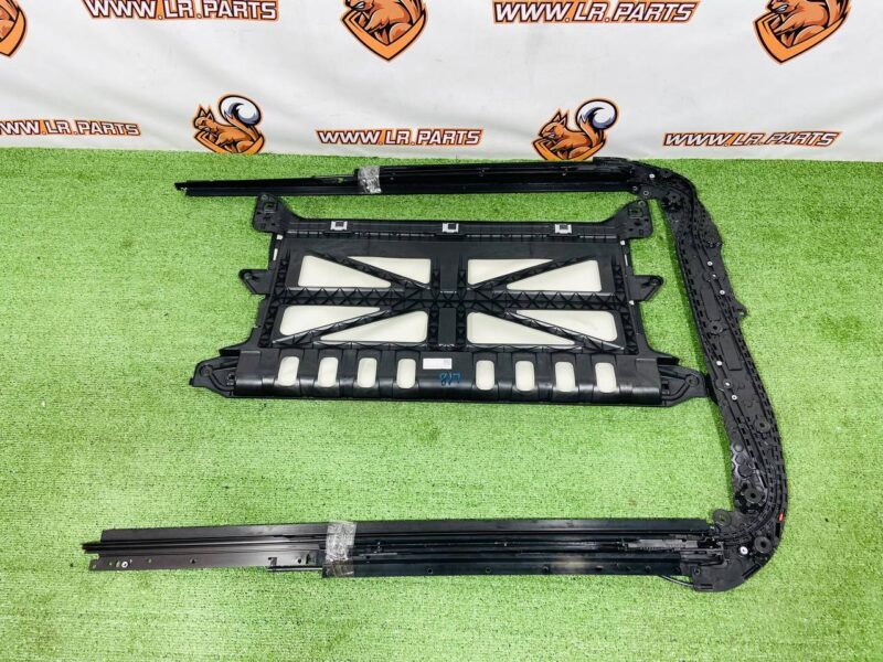 LR179437KIT Curtain of the panoramic roof with guide for Range Rover L460 (2023-) Used cost 650 € in stock 1 pcs.