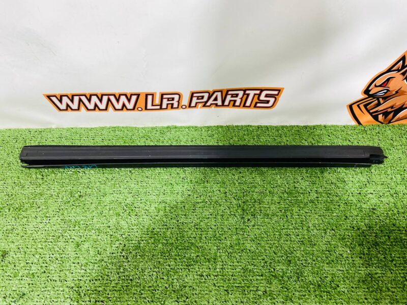 LR181389 Seal of the front left door Range Rover L460 (2023-) Used cost  € in stock 1 pcs.
