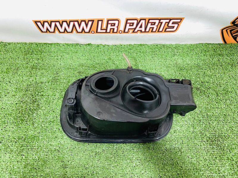 LR181555 Fuel tank filler neck body with cap for Range Rover L460 (2023-) Used cost  € in stock 1 pcs.