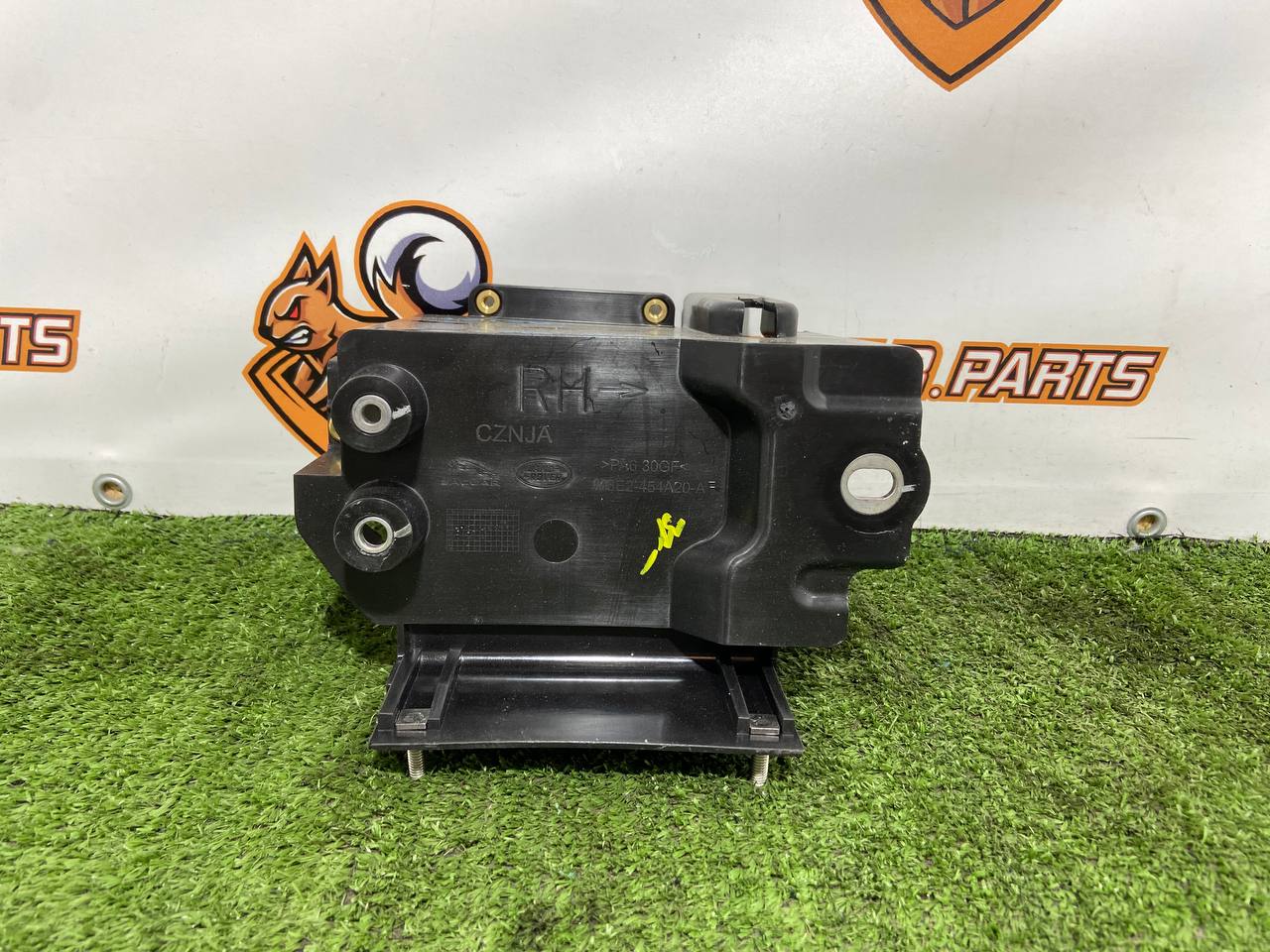 LR151591 Right cargo compartment panel support Range Rover L460 (2023-) Used cost  € in stock 1 pcs.