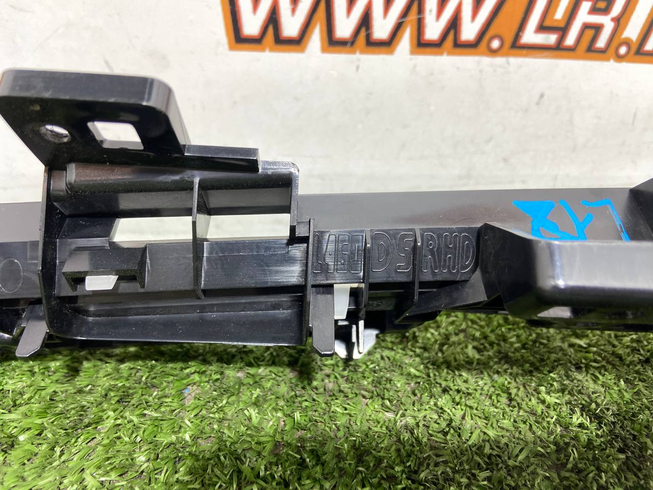 LR156091 Right RHD torpedo bracket with backlight for Range Rover L460 (2023-) Used cost € in stock 1 pcs.