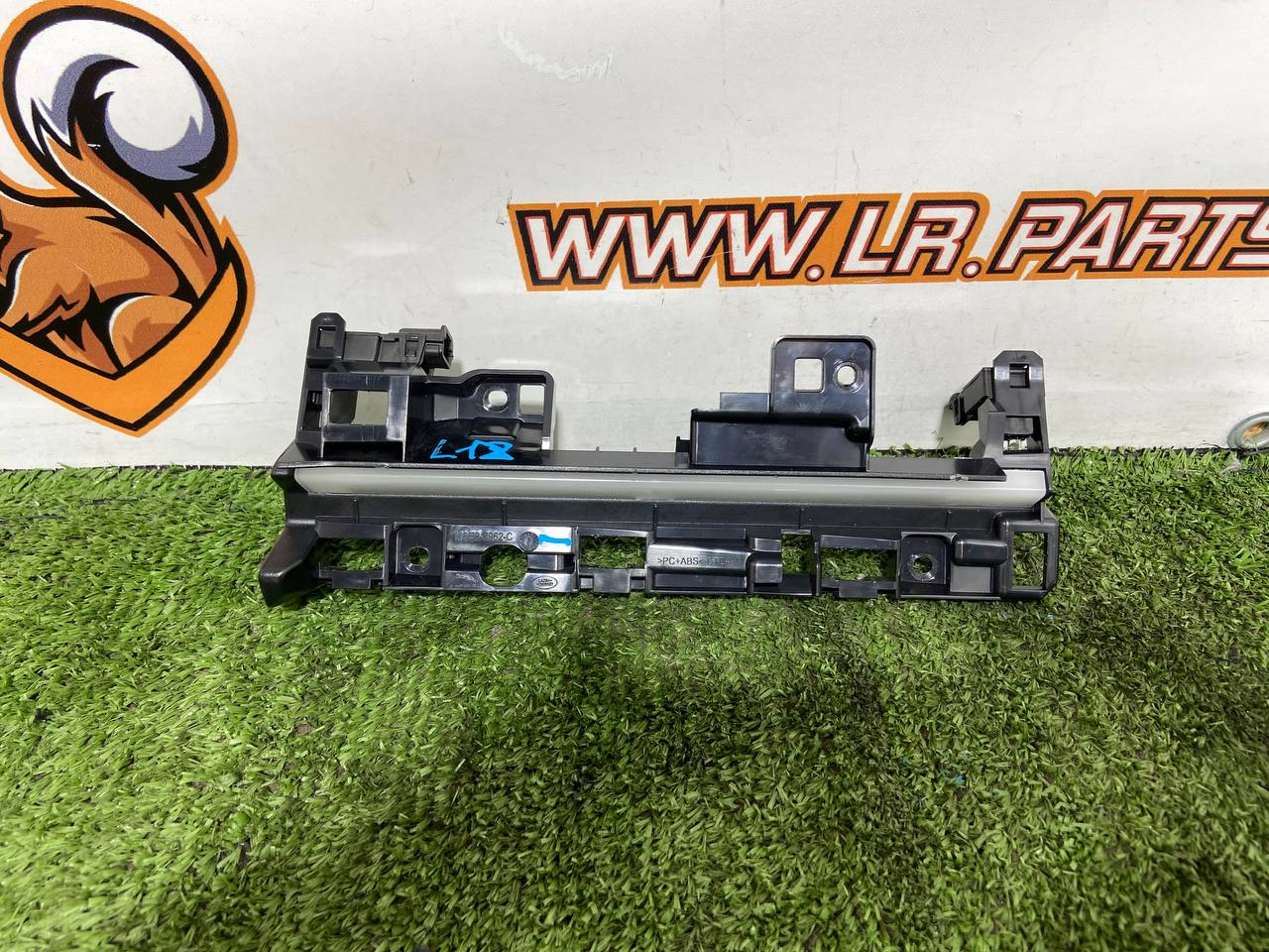 LR156091 Right RHD torpedo bracket with backlight for Range Rover L460 (2023-) Used cost € in stock 1 pcs.