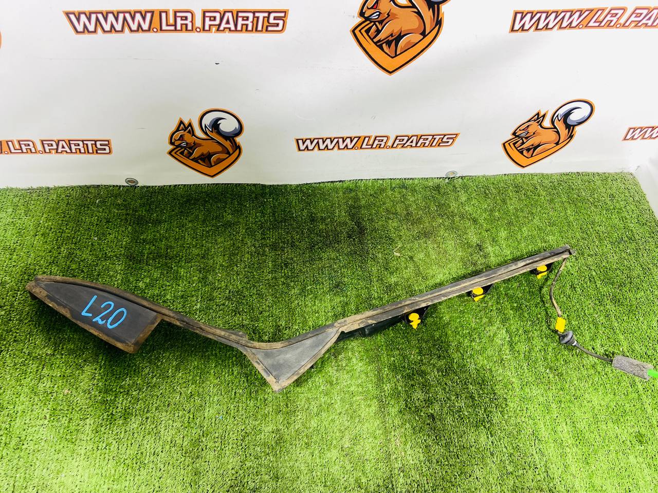 LR110836 Molding lyady left RANGE ROVER VELAR (L560) Used cost 30 € in stock 1 pcs.