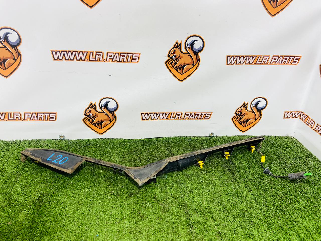 LR110836 Molding lyady left RANGE ROVER VELAR (L560) Used cost 30 € in stock 1 pcs.