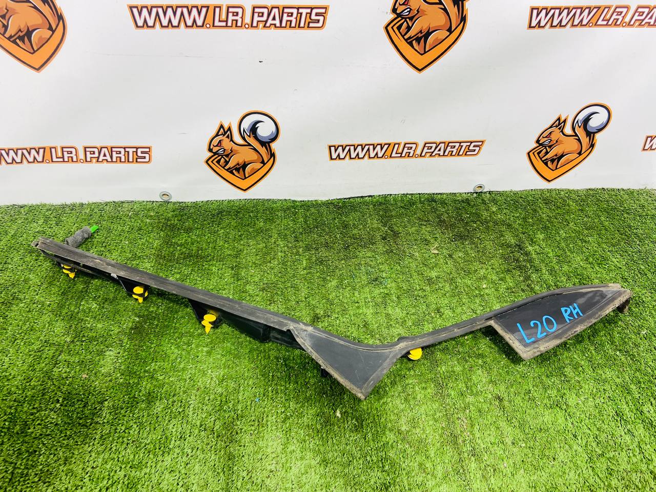 LR110837 Molding lyady right RANGE ROVER VELAR (L560) Used cost 30 € in stock 1 pcs.