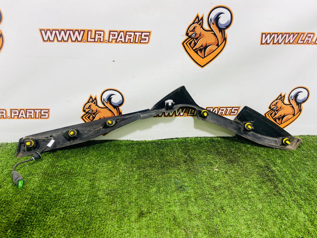 LR110837 Molding lyady right RANGE ROVER VELAR (L560) Used cost 30 € in stock 1 pcs.