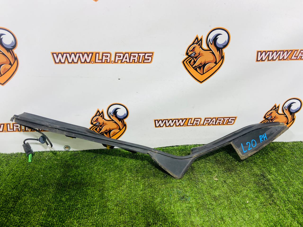 LR110837 Molding lyady right RANGE ROVER VELAR (L560) Used cost 30 € in stock 1 pcs.